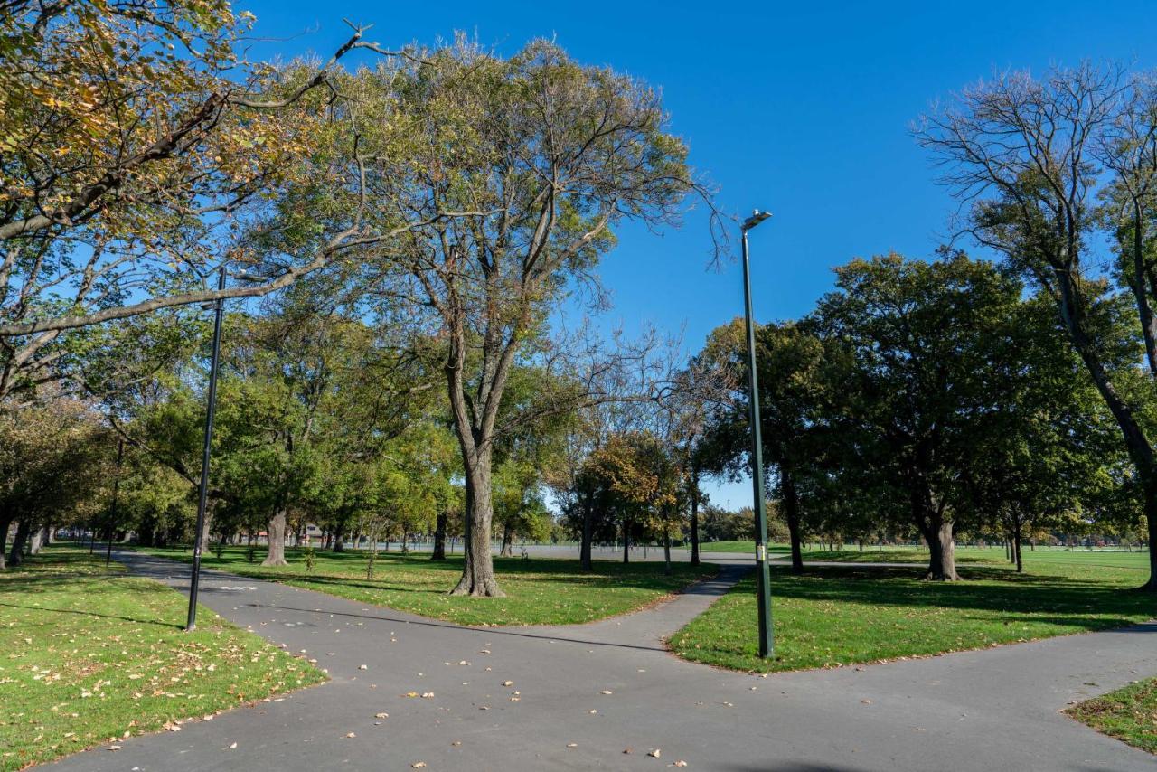 King Bed On Hagley Park Corner In The Cbd Διαμέρισμα Κράισττσερτς Εξωτερικό φωτογραφία